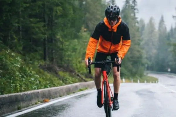 Casacos impermeáveis para ciclistas urbanos proteção e estilo para o inverno