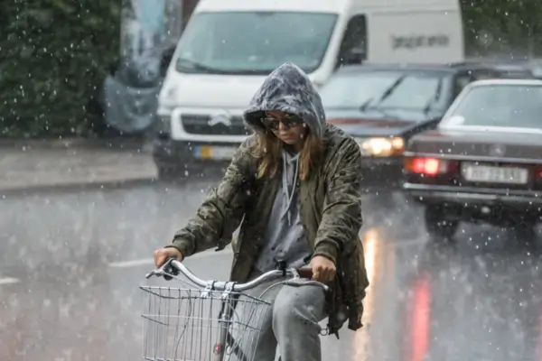 Ciclismo urbano na chuva - o que vestir para se proteger da cabeça aos pés