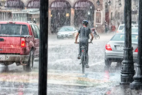 Como escolher roupas impermeáveis para pedalar na chuva e no frio da cidade